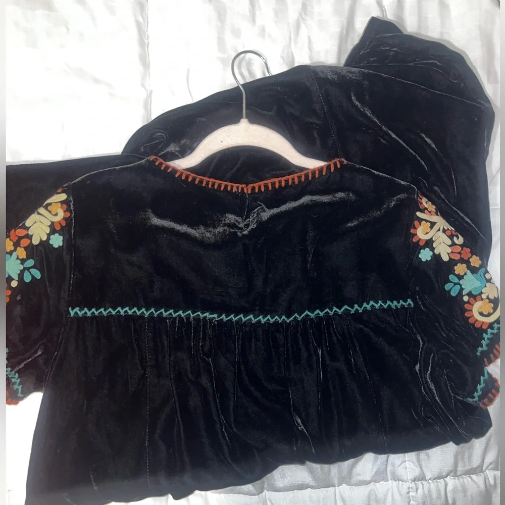 Elegant Black Embroidered Dress - Picture 4 of 7